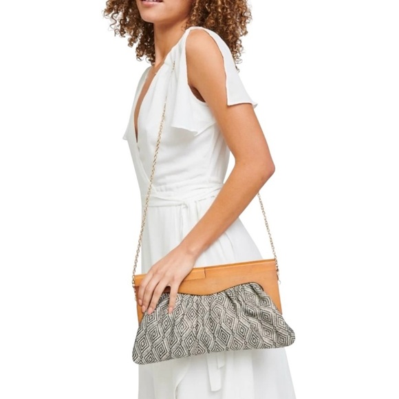 Urban Expressions Calypso Clutch with Removable Chain Strap - Picture 4 of 15